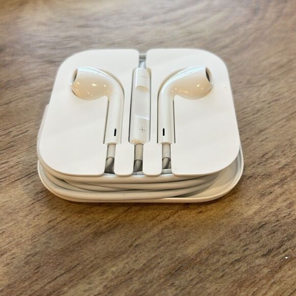 Apple iPhone White Wired Earbuds with Case - Picture 2 of 3